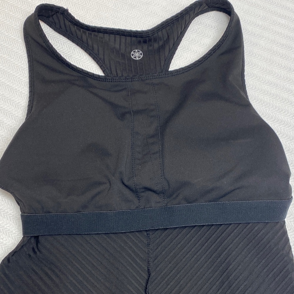 GAIAM Tank Top Racer Back Built-In Shelf Bra Black Chevron Ribbed Size Medium - Picture 6 of 7